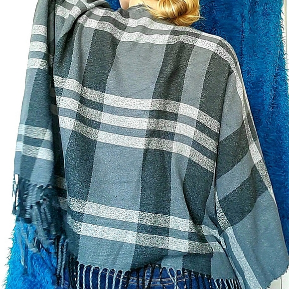 🍭 3 x $25 | SIIZU Charcoal Plaid Poncho by Causebox    O/S - Picture 3 of 8